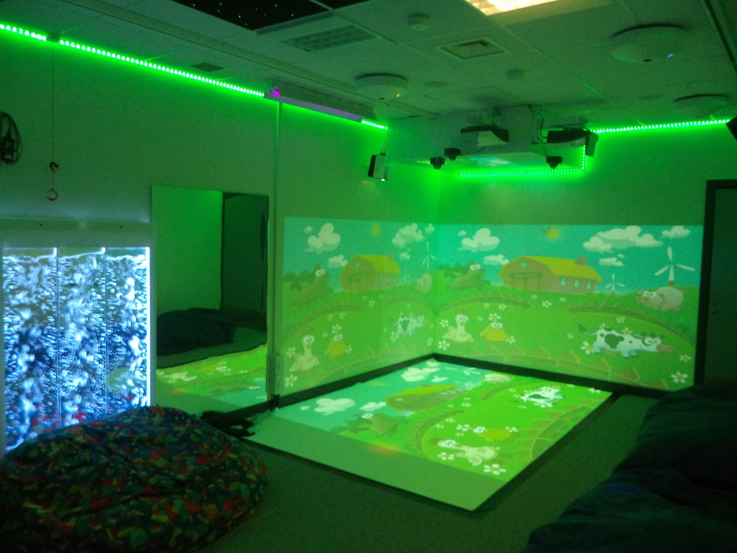 fully interactive immersive corner including interactive walls interactive floor, ceiling projection and a DMX RGB bubble wall